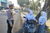 Petugas Satlantas Polres Karimun memberikan teguran kepada salah satu pengendara yang tidak taat aturan. (Foto: Dokumen Polisi)