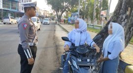 Petugas Satlantas Polres Karimun memberikan teguran kepada salah satu pengendara yang tidak taat aturan. (Foto: Dokumen Polisi)