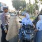 Petugas Satlantas Polres Karimun memberikan teguran kepada salah satu pengendara yang tidak taat aturan. (Foto: Dokumen Polisi)