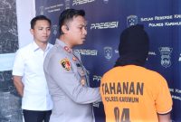 Kapolres Karimun AKBP Fadli Agus mewawancara pelaku persetubuhan di hadapan awak media. (Foto: Humas Polres Karimun)