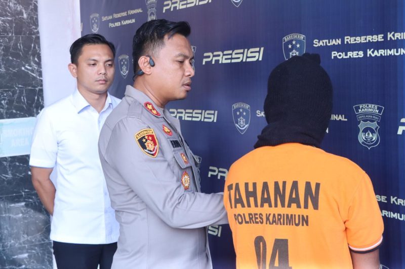 Kapolres Karimun AKBP Fadli Agus mewawancara pelaku persetubuhan di hadapan awak media. (Foto: Humas Polres Karimun)