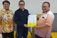 Wakil Ketua DPP Partai Golkar Ahmad Doli Kurnia serahkan Surat Rekomendasi kepada Muhd Firmansyah di Jakarta. (Foto:  Istimewa)