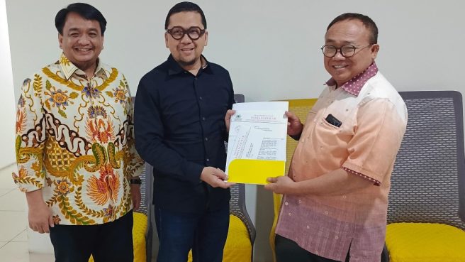 Wakil Ketua DPP Partai Golkar Ahmad Doli Kurnia serahkan Surat Rekomendasi kepada Muhd Firmansyah di Jakarta. (Foto:  Istimewa)