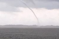 Penampakan Waterspout di sekitar Perairan Pulau Parit, Kabupaten Karimun. (Foto: Tangkapan Layar Video)