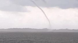 Penampakan Waterspout di sekitar Perairan Pulau Parit, Kabupaten Karimun. (Foto: Tangkapan Layar Video)
