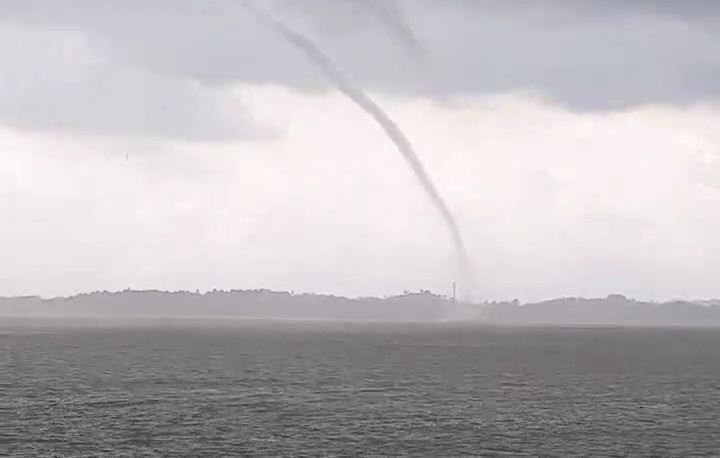 Penampakan Waterspout di sekitar Perairan Pulau Parit, Kabupaten Karimun. (Foto: Tangkapan Layar Video)