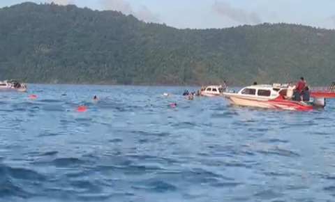 Suasana pasca kecelakaan kapal kayu di Kabupaten Kepulauan Anambas. (Foto: Tangkapan Layar Video Amatir Warga)