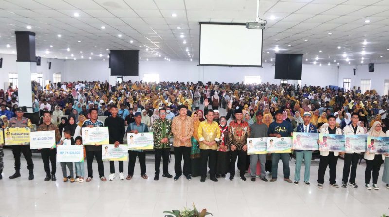 Penyerahan bantuan kepada masyarakat di Kecamatan Batu Aji, Sekupang dan Belakang Padang di Aula Universitas Riau Kepulauan, Batu Aji, Kota Batam. (Foto: Humas Pemprov Kepri)