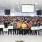 Penyerahan bantuan kepada masyarakat di Kecamatan Batu Aji, Sekupang dan Belakang Padang di Aula Universitas Riau Kepulauan, Batu Aji, Kota Batam. (Foto: Humas Pemprov Kepri)