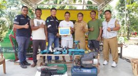 Tingkatkan Kreativitas Komunitas Pepaya Olah Barang Bekas Jadi Kerajinan, PT Timah Serahkan Bantuan Alat Pertukangan ke Pemuda di Bangka Selatan. (Foto: Humas PT Timah)