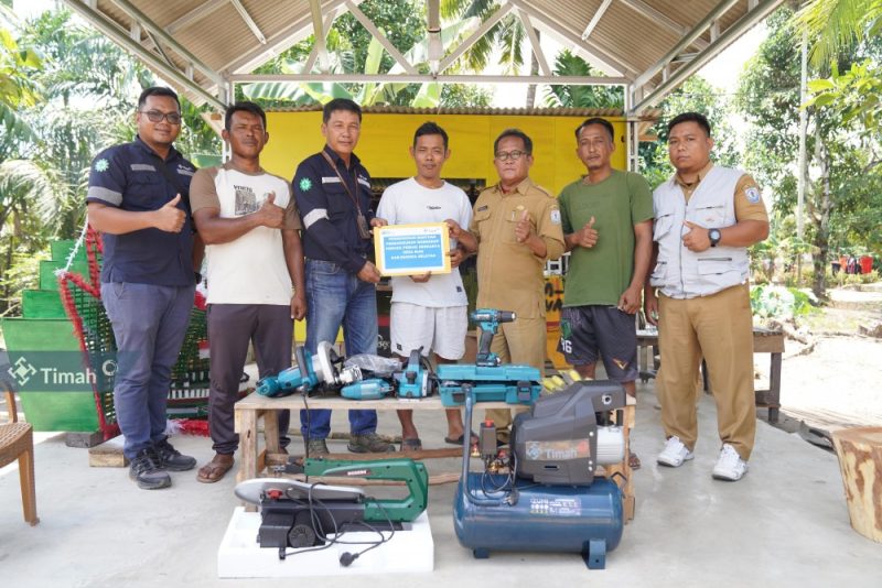 Tingkatkan Kreativitas Komunitas Pepaya Olah Barang Bekas Jadi Kerajinan, PT Timah Serahkan Bantuan Alat Pertukangan ke Pemuda di Bangka Selatan. (Foto: Humas PT Timah)