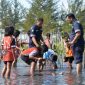 Jajaran PT Timah lakukan penanaman Mangrove sebagai bentuk pengelolaan lingkungan berkelanjutan. (Foto: Humas Timah)