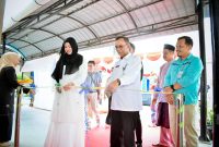Kepala Dinas Kesehatan Karimun Rachmadi didampingi Plt Direktur Utama RSBT Karimun memotong pita tanda peresmian Ruang Instalasi Hemodialisa.(Foto: Angga/Humas RSBT Karimun)