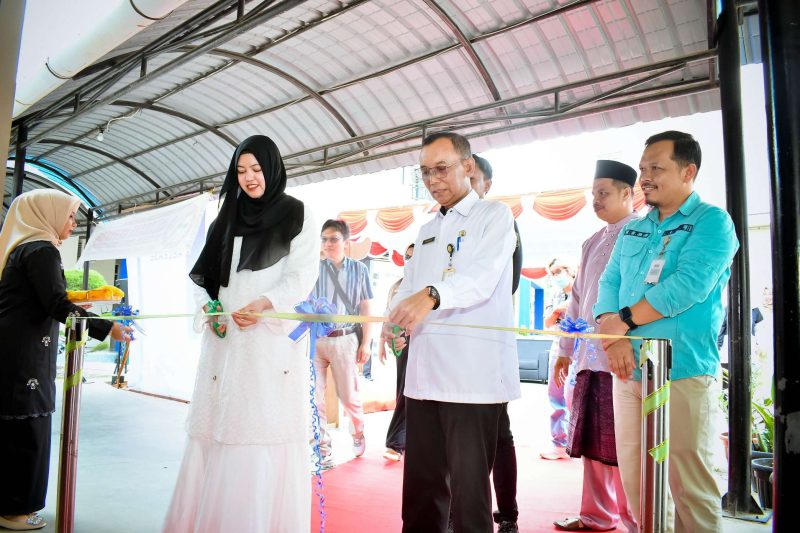 Kepala Dinas Kesehatan Karimun Rachmadi didampingi Plt Direktur Utama RSBT Karimun memotong pita tanda peresmian Ruang Instalasi Hemodialisa.(Foto: Angga/Humas RSBT Karimun)