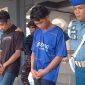 Dua Tekong Boat Pancung pembawa belasan PMI asal Malaysia digiring Petugas Lanal Karimun saat konferensi pers oleh Lanal TBK, Selasa, 6 Agustus 2024. (Foto: ricky/kepriheadline.id)