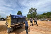 Jajaran Satlantas Polres Karimun memberikan teguran terhadap pengemudi truk yang ugal-ugalan di kawasan Poros. (Foto: Dokumen Polisi)