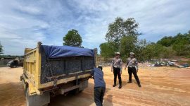 Jajaran Satlantas Polres Karimun memberikan teguran terhadap pengemudi truk yang ugal-ugalan di kawasan Poros. (Foto: Dokumen Polisi)