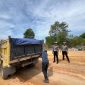 Jajaran Satlantas Polres Karimun memberikan teguran terhadap pengemudi truk yang ugal-ugalan di kawasan Poros. (Foto: Dokumen Polisi)