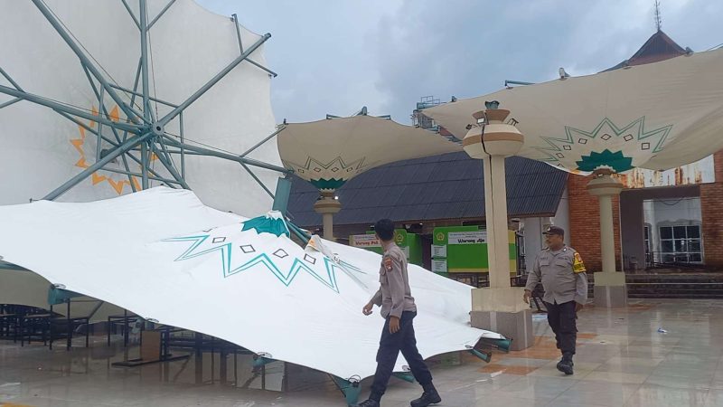 Kondisi Payung Membran Hall B Coastal Area usai diterjang Angin Kencang, Rabu, 14 Agustus 2024. (Foto: ricky/kepriheadline.id)