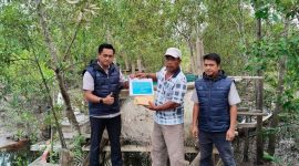 Koordinator PPM PT Timah Tbk Wilayah Kundur Eka Budhy Susanto menyerahkan bantuan Kepada Ketua KUB Rezeki Nelayan Rangsang Darmawan (Foto: Humas PT Timah)