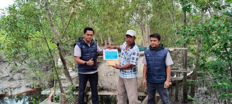 Koordinator PPM PT Timah Tbk Wilayah Kundur Eka Budhy Susanto menyerahkan bantuan Kepada Ketua KUB Rezeki Nelayan Rangsang Darmawan (Foto: Humas PT Timah)
