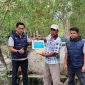 Koordinator PPM PT Timah Tbk Wilayah Kundur Eka Budhy Susanto menyerahkan bantuan Kepada Ketua KUB Rezeki Nelayan Rangsang Darmawan (Foto: Humas PT Timah)