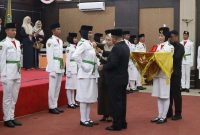 Bupati Karimun Aunur Rafiq mengukuhkan 30 Anggota Paskibraka Kabupaten Karimun. (Foto: ricky/kepriheadline.id)