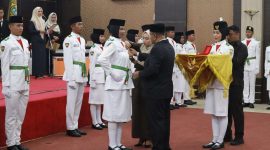 Bupati Karimun Aunur Rafiq mengukuhkan 30 Anggota Paskibraka Kabupaten Karimun. (Foto: ricky/kepriheadline.id)