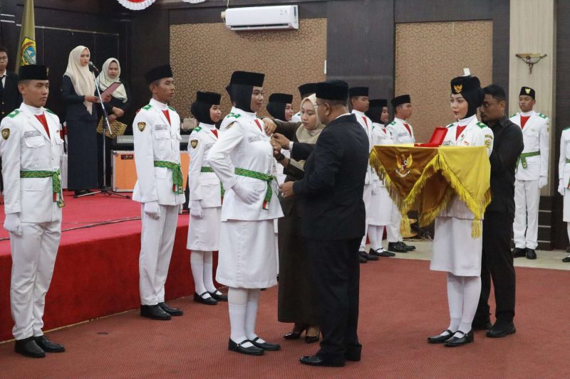 Bupati Karimun Aunur Rafiq mengukuhkan 30 Anggota Paskibraka Kabupaten Karimun. (Foto: ricky/kepriheadline.id)