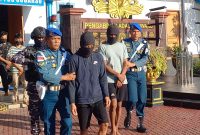Personil Lanal Karimun menggiring dua pelaku penyeludupan PMI Non Prosedural di Karimun. (Foto: ricky/kepriheadline.id)