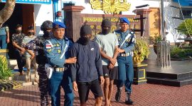 Personil Lanal Karimun menggiring dua pelaku penyeludupan PMI Non Prosedural di Karimun. (Foto: ricky/kepriheadline.id)
