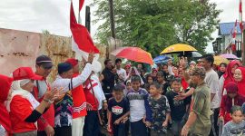 Bupati Karimun Aunur Rafiq didampingi Ketua Kerukunan Keluarga Pelalawan Kabupaten Karimun Ramlan melepas peserta Jalan Santai. (Foto: ricky/kepriheadline.id)