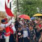 Bupati Karimun Aunur Rafiq didampingi Ketua Kerukunan Keluarga Pelalawan Kabupaten Karimun Ramlan melepas peserta Jalan Santai. (Foto: ricky/kepriheadline.id)