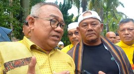 Muhammad Firmansyah bersama Ery Suandi ditemui sesaat usai tiba di Karimun, Senin, 26 Agustus 2024. (Foto: ricky/kepriheadline.id).