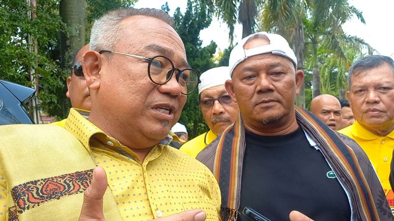 Muhammad Firmansyah bersama Ery Suandi ditemui sesaat usai tiba di Karimun, Senin, 26 Agustus 2024. (Foto: ricky/kepriheadline.id).