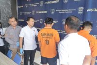 Kasat Reskrim Polres Karimun AKP Debby Tri Andreastian menggelar press rilis pengungkapan tindak sodomi dilakukan dua pria di Karimun. (Foto: Humas Polres Karimun)