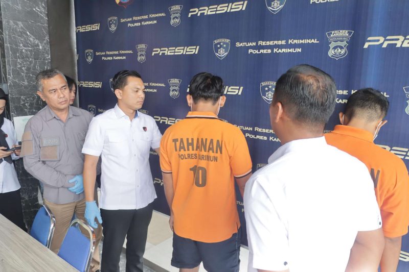 Kasat Reskrim Polres Karimun AKP Debby Tri Andreastian menggelar press rilis pengungkapan tindak sodomi dilakukan dua pria di Karimun. (Foto: Humas Polres Karimun)
