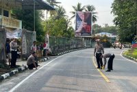 Polisi dari Satlantas Polres Karimun melakukan olah TKP di tempat terjadi kecelakaan lalu lintas antara sepeda motor dan truk di Jalan Ahmad Yani, Kecamatan Meral. (Foto: dokumen polisi)