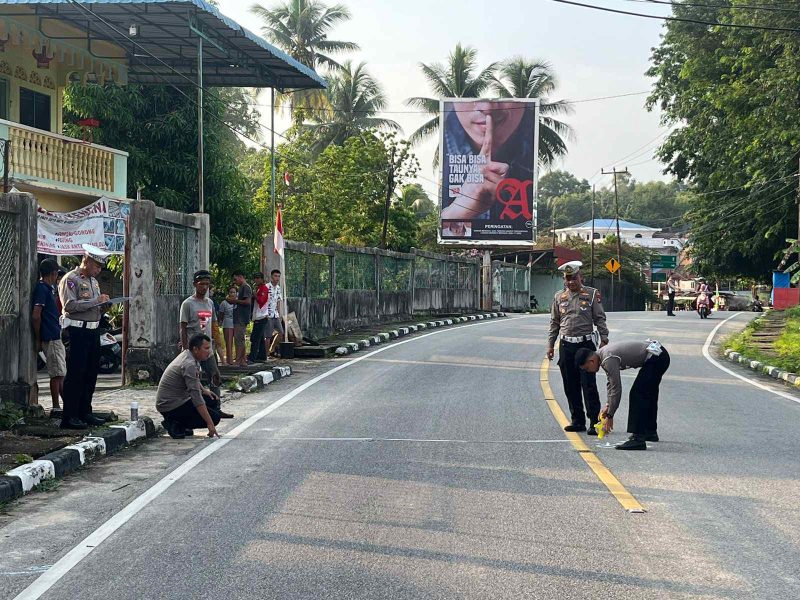 Polisi dari Satlantas Polres Karimun melakukan olah TKP di tempat terjadi kecelakaan lalu lintas antara sepeda motor dan truk di Jalan Ahmad Yani, Kecamatan Meral. (Foto: dokumen polisi)