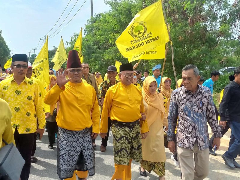 Pasangan Calon Bupati dan wakil Bupati Karimun Muhd Firmansyah dan Ery Suandi datang ke KPU Kabupaten Karimun. (Foto: ricky/kepriheadline.id)