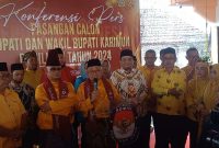 Pasangan Calon Muhd Firmansyah- Ery Suandi memberikan keterangan pers usai melakukan pendaftaran di KPU Karimun. (Foto: ricky/kepriheadline.id)