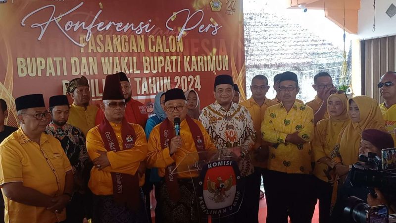 Pasangan Calon Muhd Firmansyah- Ery Suandi memberikan keterangan pers usai melakukan pendaftaran di KPU Karimun. (Foto: ricky/kepriheadline.id)