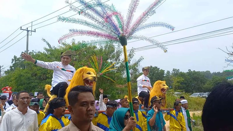 Pasangan Iskandarsyah-Rocky Marciano Bawole diarak dengan sisingaan menuju Kantor KPU Karimun di Jalan Soekarno Hatta Poros. (Foto: ricky/kepriheadline.id)