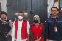 Terdakwa Rosita dan Meli ketika menjalani persidangan di Pengadilan Tipidkor Tanjungpinang. (Foto: istimewa)
