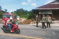 Polisi melakukan olah TKP di lokasi truk bermuatan elpiji 3 kilogram terbalik di jalan raya jelutung. (Foto; Istimewa/kepriheadline.id)