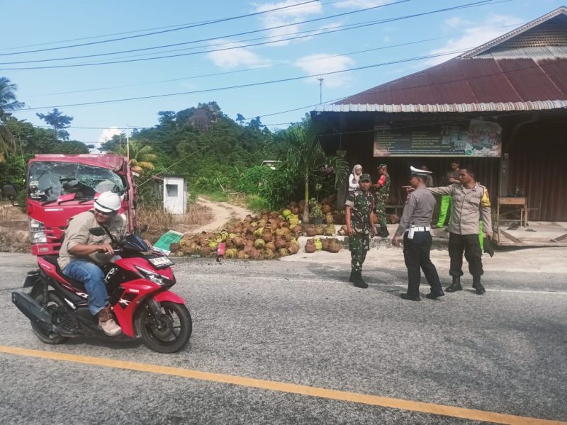 Polisi melakukan olah TKP di lokasi truk bermuatan elpiji 3 kilogram terbalik di jalan raya jelutung. (Foto; Istimewa/kepriheadline.id)