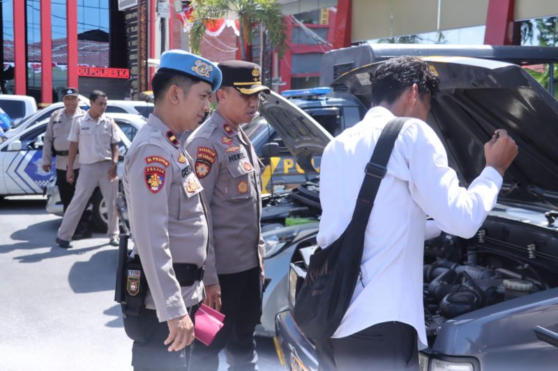 Wakapolres Karimun Kompol Herie Pramono cek kondisi kendaraan dinas personil jelang Pilkada 2024. (Foto: Humas Polres Karimun)