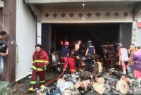 Petugas Damkar Karimun melakukan pendinginan terhadal area kebakaran di Jalan Jenderal A Yani, Kecamatan Meral. (Foto: ricky/kepriheadline.id)