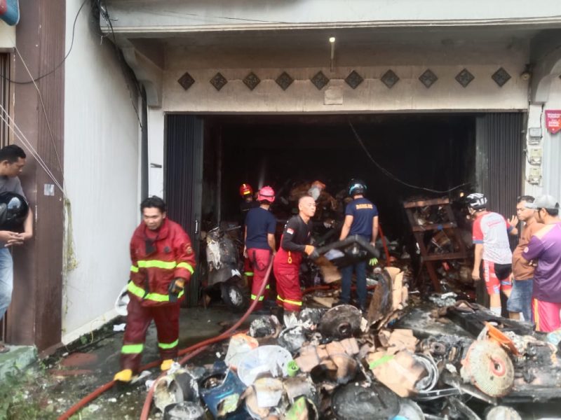 Petugas Damkar Karimun melakukan pendinginan terhadal area kebakaran di Jalan Jenderal A Yani, Kecamatan Meral. (Foto: ricky/kepriheadline.id)