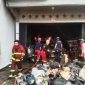 Petugas Damkar Karimun melakukan pendinginan terhadal area kebakaran di Jalan Jenderal A Yani, Kecamatan Meral. (Foto: ricky/kepriheadline.id)